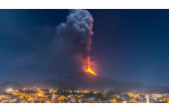 Muntele Etna a erupt peste noapte