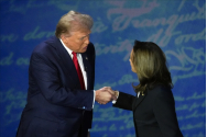 Gestul devenit viral, petrecut chiar la începutul dezbaterii dintre Donald Trump și Kamala Harris