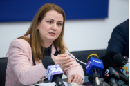 Acuzații grave - Ministra Deca și-a bătut joc de olimpicii la Matematică: I-a ținut o oră pe aeroport ca să-i felicite, apoi a spus că e obosită și nu mai vine