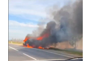 Imagini de groază pe un drum din Vaslui. Un camion plin cu lemne a luat foc și a ars ca o torță