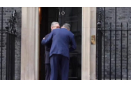 Premierul britanic, nedumerit când Marcel Ciolacu încearcă să-l pupe / Ciolacu îl invită pe Starmer în propria locuință din Downing Street