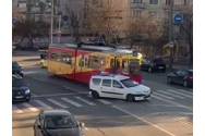 Momentul în care un șofer din Iași a fost lovit din plin de un tramvai, după ce nu s-a asigurat