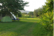 Camping la cort sau cu rulota, vara