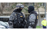  Droguri și pistoale airsoft găsite la traficanți din Piatra Neamț