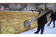 VIDEO - Cea mai lungă pizza din lume și cea mai mare pizza din lume. Pentru prepararea loc a fost nevoie de zeci de tone de ingrediente