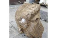 Un cap din marmură al zeului Hermes, descoperit sub o stradă intens circulată din Atena