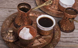 FOTO/VIDEO - Cum se face o cafea turcească la nisip