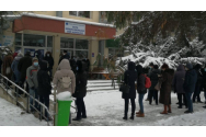 Bătrânii din Bacău, ținuți în ger la vaccinarea anti-COVID