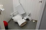 Un WC dărâmat, motiv de scandal în stațiunea Bușteni 