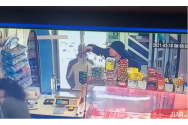 FOTO/VIDEO - Jaf armat la un magazin din Suceava. Hoțul a vrut două iaurturi