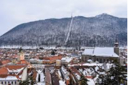 Străzi blocate la Brașov de copaci doborâți de ninsoare