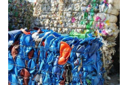 Ce au găsit vameșii în 16 tone de deşeuri textile aduse din Germania: Gunoaiele au făcut drum întors