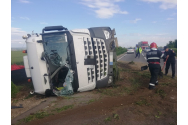 Accident de circulație la Neamț. Un camion cu bitum s-a răsturnat pe marginea DN2 