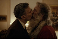 Imagine șocantă în Norvegia: Moș Crăciun gay, sărutându-se cu iubitul 