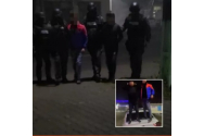 Doi adolescenți din Vrancea s-au filmat în timp ce dansau pe o mașină de poliție și au postat imaginile pe Facebook