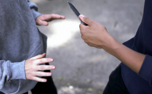 Un tânăr de 17 ani a ameninţat cu cuţitul o vănzătoare pentru un pachet de ţigări