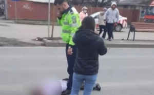 INCREDIBIL! După un accident grav, polițistul a împins cu piciorul trupul uneia dintre fetele lovite