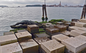 O turistă a fost obligată să părăsească Veneţia după ce a pozat topless pe un memorial dedicat unei partizane ucise în război