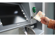 Românii își retrag masiv banii din bancomate. Ce spun băncile
