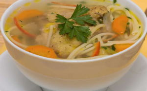 Secretul bucătarilor iscusiți pentru o supă de pui perfectă
