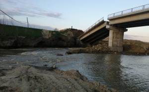 FOTO: Pod peste Putna, rupt în două în urma ploilor. Făcea legătura între două sate