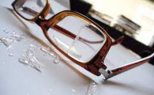 Condamnat pentru că a spart ochelarii unui musafir nepoftit