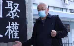 Protest în fața unei închisori din Hong Kong. Un preot cere eliberarea celor 200 de persoane arestate în 2020