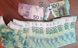 Trei botoșăneni au umplut casele de schimb valutar cu bancnote false