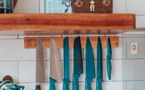 Cum să ascuți cuțitele de bucătărie, care s-au tocit: 5 metode simple și rapide.