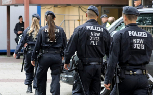 Zece patrule de poliție au fost chemate să liniștească o gașcă de bețivi din Germania