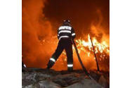 De două zile, pompierii din Giurgiu se luptă să stingă 250 de tone de gunoi de grajd