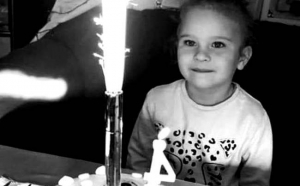 O fetiță de 4 ani a murit în autobuzul care o ducea la grădiniță. Ea a fost uitată în mașină mai bine de șapte ore
