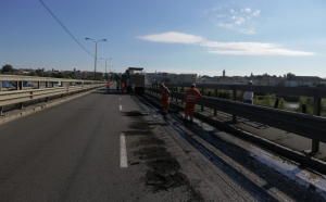 Reparațiile la podul de peste râul Moldova îi înnebunesc pe șoferi