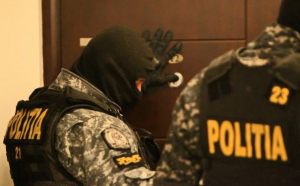 Perchezții ale polițiștilor din Vaslui, duminică dimineața: Hoți săltați de mascați din așternuturi
