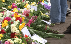 Florile depuse în semn de omagiu pentru Regina Elisabeta vor fi transformate în compost