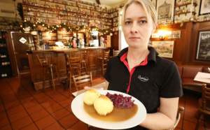Un patron de restaurant din Germania le cere clienților să plătească meniul în avans cu o săptămână