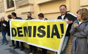 Protest la Ministerul Educaţiei: Zeci de personalități cer demisia lui Cîmpeanu