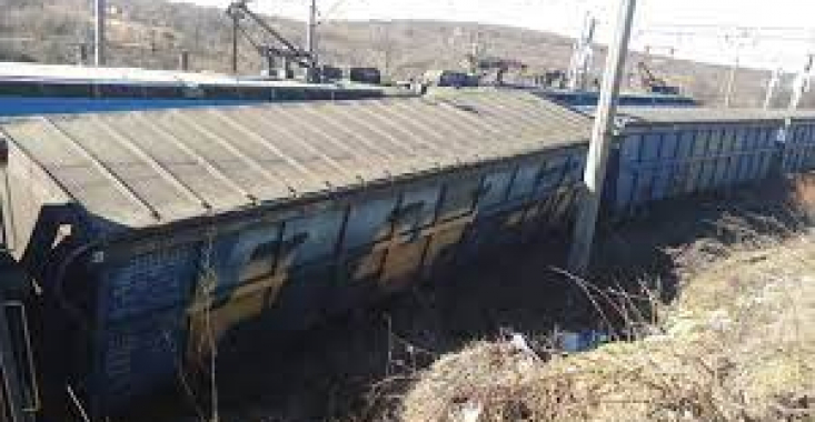 Nouă vagoane ale unui tren de marfă au deraiat la Filiași