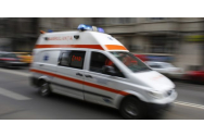 Un bărbat s-a năpustit, din senin, cu pumnii și picioarele peste o ambulanță aflată într-o intersecție