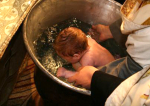 Bebelușul decedat după botez a avut o moarte violentă, prin aspirare de apă