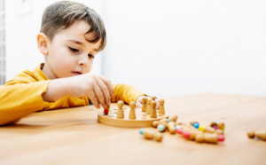 Copiii cu autism pot fi recuperați dacă înceă terapia foarte devreme