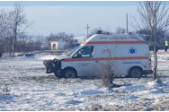 Ambulanță aflată în misiune, implicată într-un accident cu alte două autoturisme, din cauza unui șofer care nu a acordat prioritate