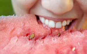 Cinci alimente albesc dinții în mod natural și îți aduc un aport mare de vitamine