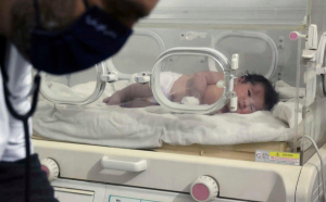 Bebeluș scos de sub dărâmături după 128 de ore