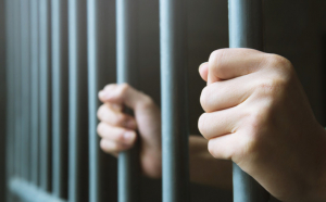 Un tânăr din Botoșani a fost eliberat din detenție, dar la poarta închisorii a fost arestat din nou. De ce îl acuză polițiștii belgieni