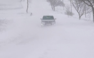 Drumuri blocate în Neamț din cauza ninsorii