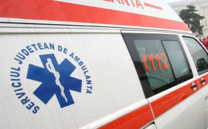 Accident grav la Neamț. O ambulanță s-a izbit într-un pod