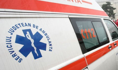 Accident grav la Neamț. O ambulanță s-a izbit într-un pod