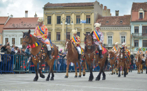   Paradă Junilor din Duminica Tomii. 200 de călăreți au fost aplaudați de mii de oameni