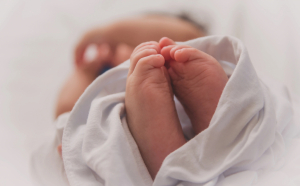 Tragedie la Neamț, după o naștere asistată de o moaşă găsită pe net